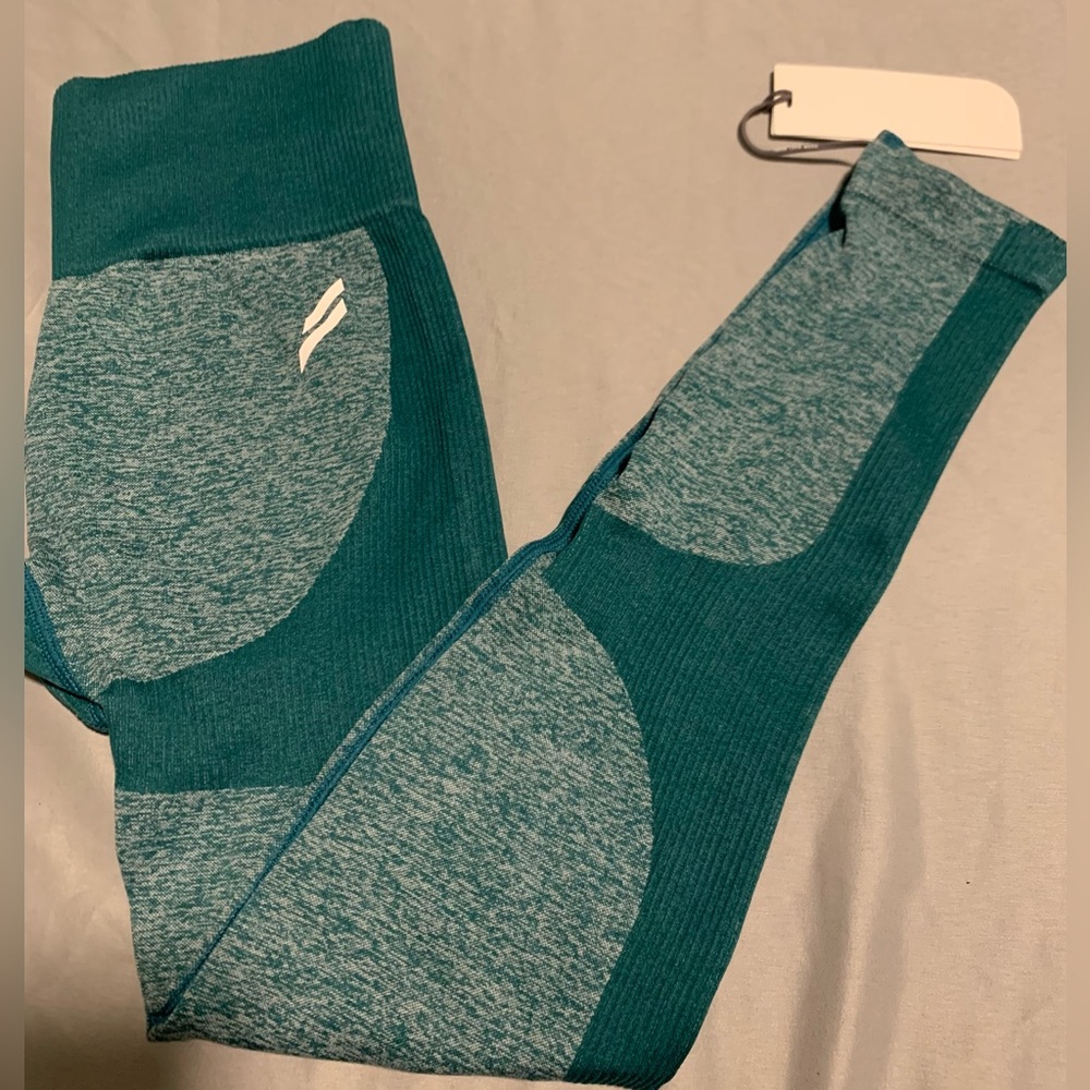 NWT. Do You Even Seamless leggings in forest green. Size small